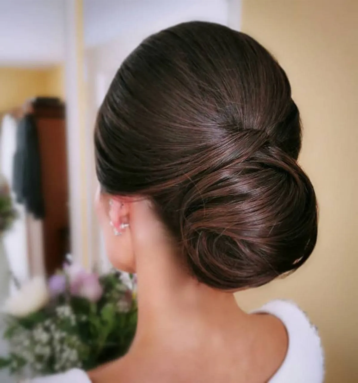 تسريحة شعر لافتة لأخت العروس