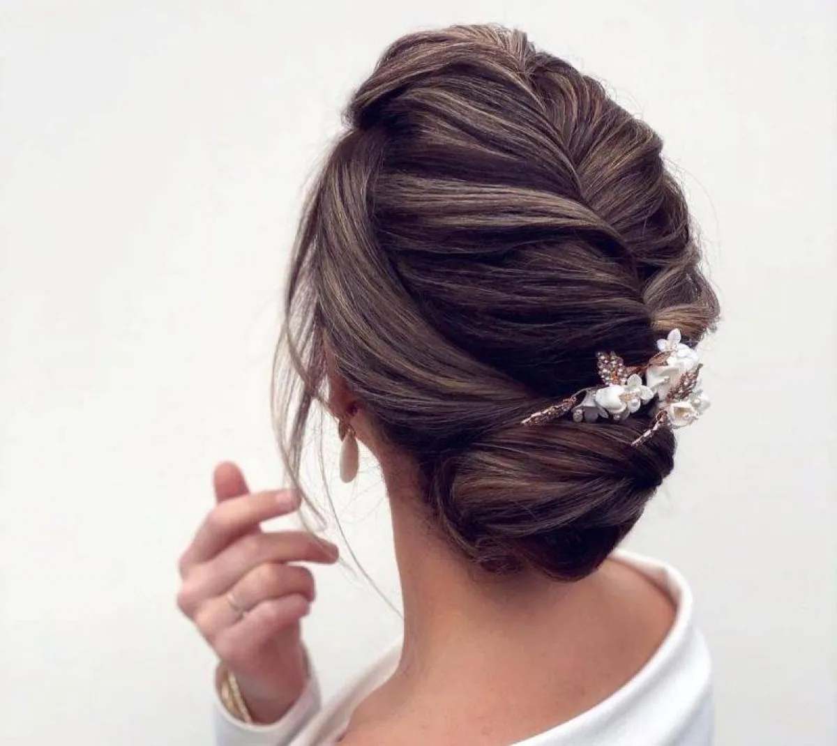 تسريحة شعر مرفوعة مع الضفائر لأخت العروس