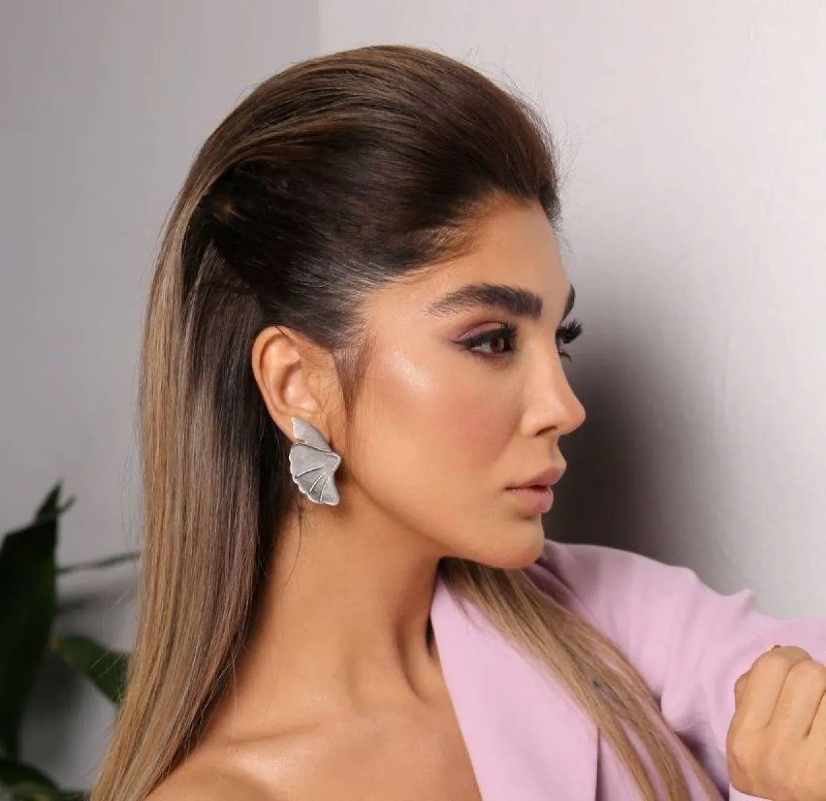 تسريحة شعر مسحوبة إلى الخلف لأخت العروس