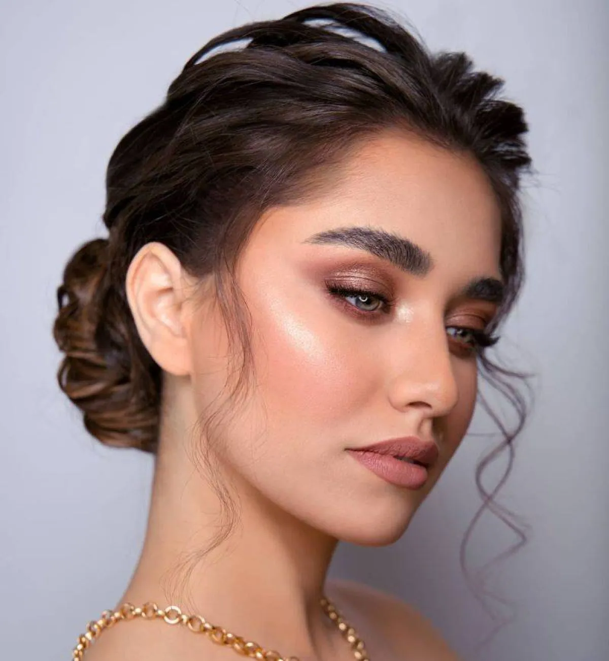 تسريحة شعر الكعكة لأخت العروس