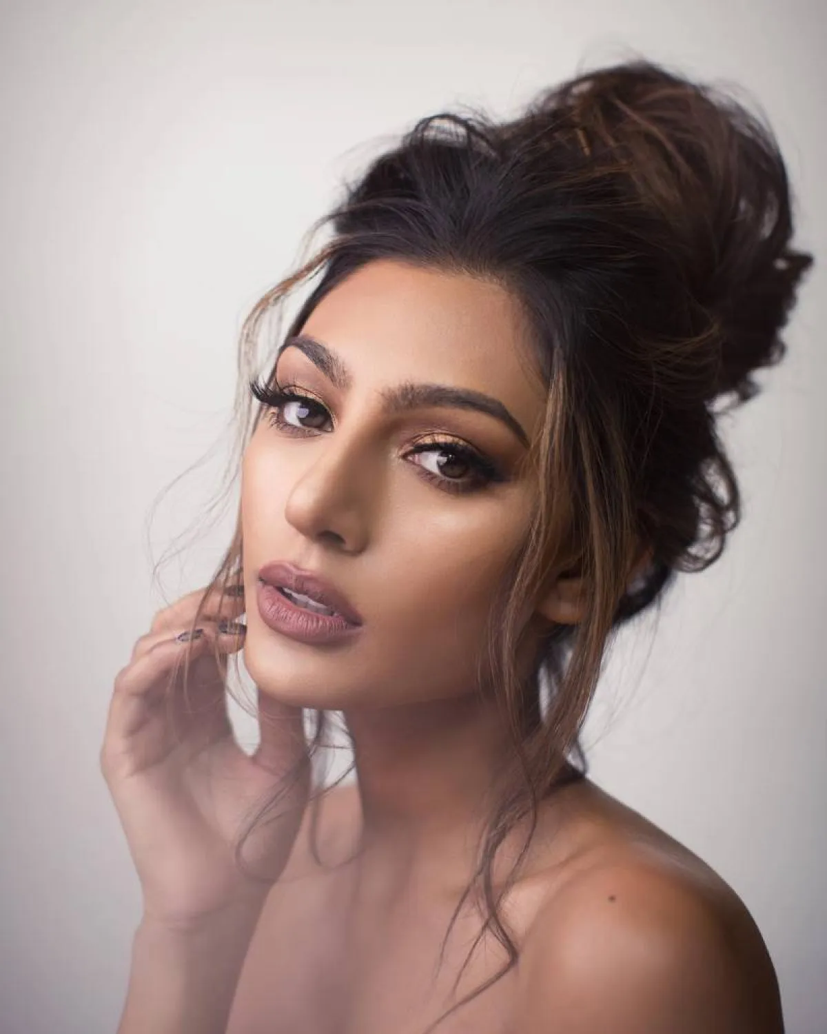 صور تسريحات شعر قصير ويفي للعروس 