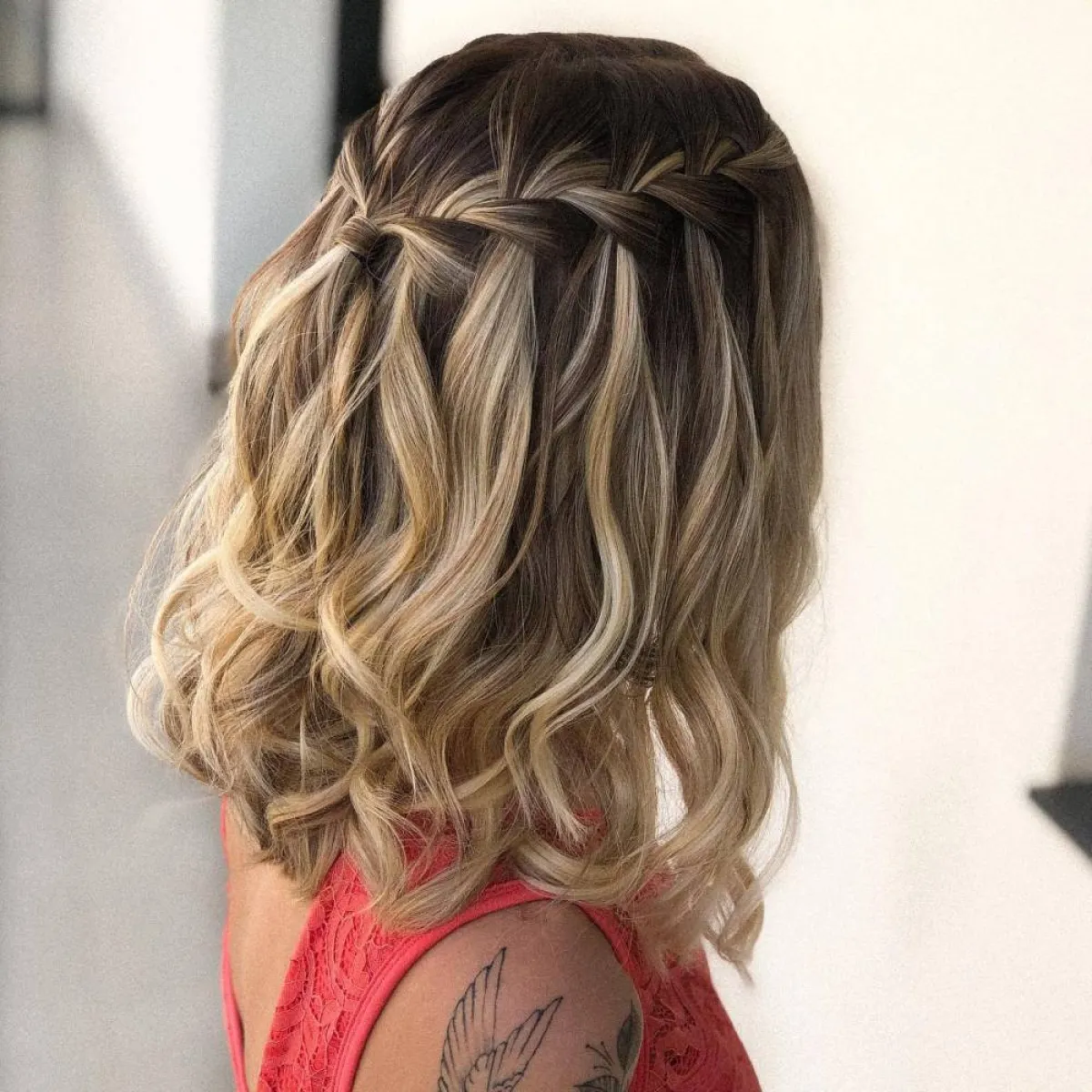 صور تسريحات شعر قصير ويفي للعروس 