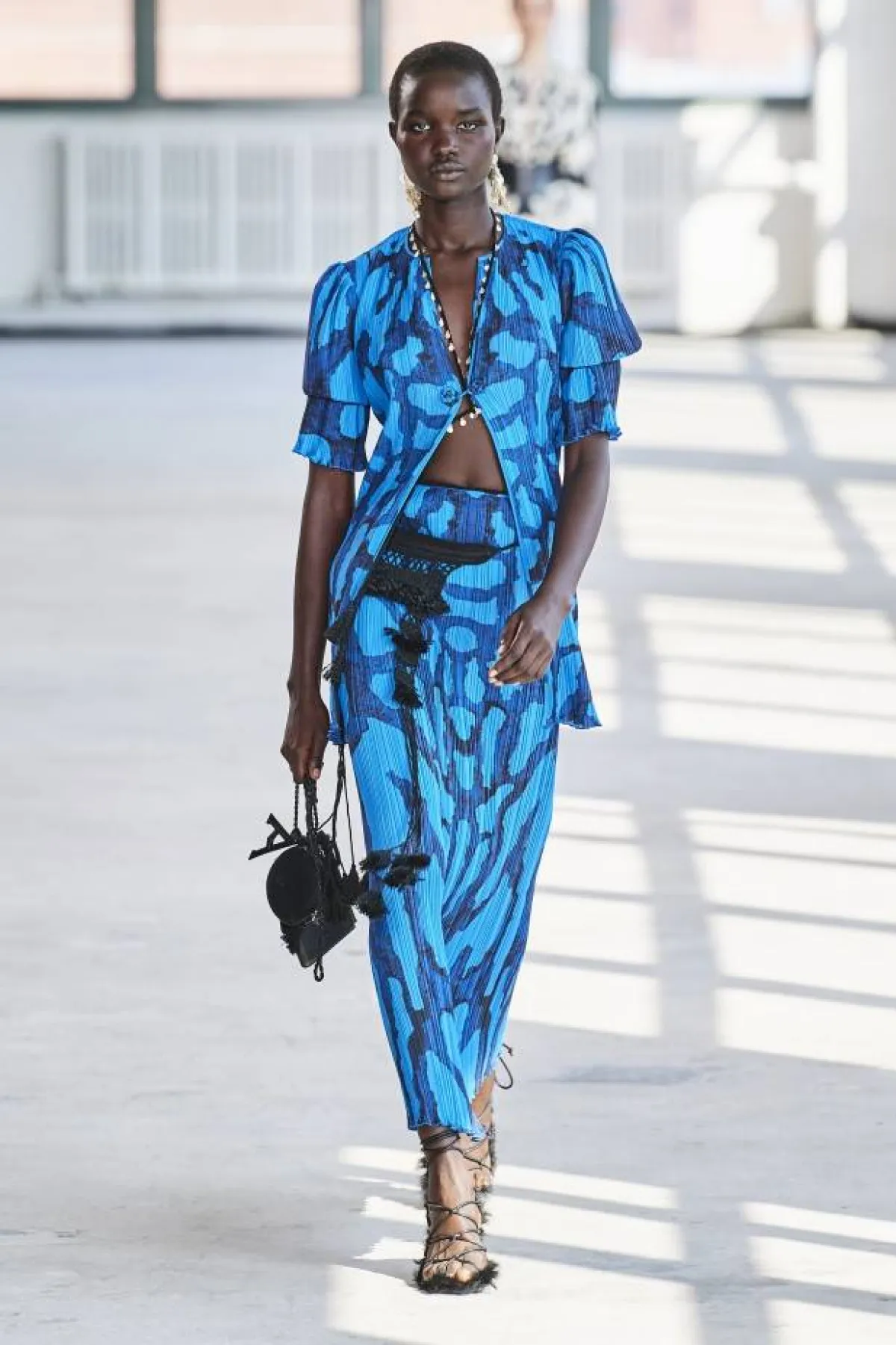 يدلة زرقاء من التوازارا