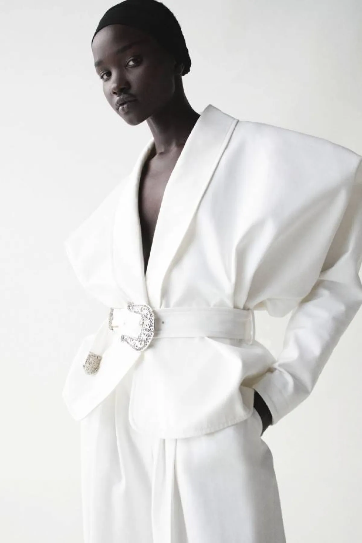 بدلة بيضاء من الكسندر فوتييه