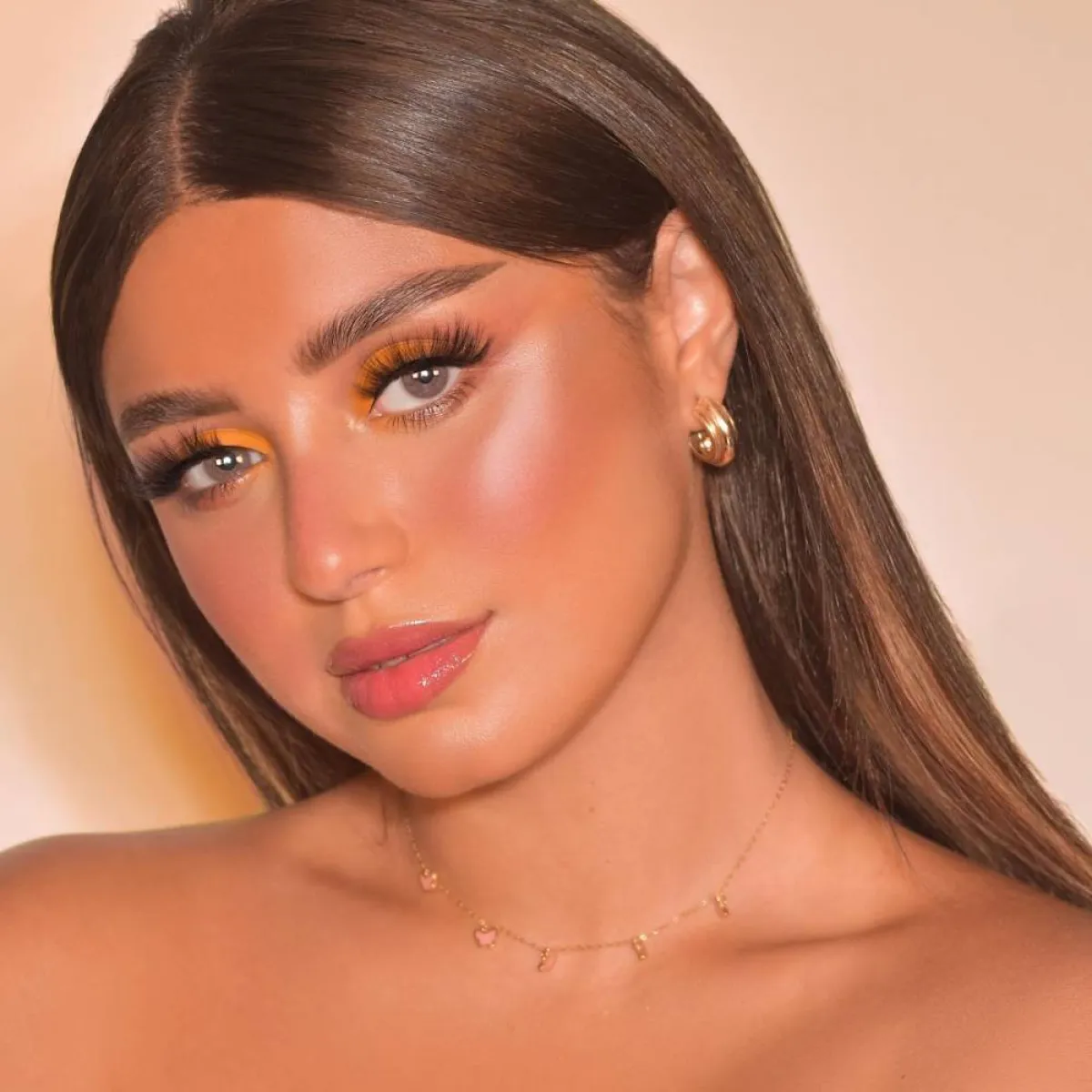 موضة مكياج عيون خليجي أصفر 