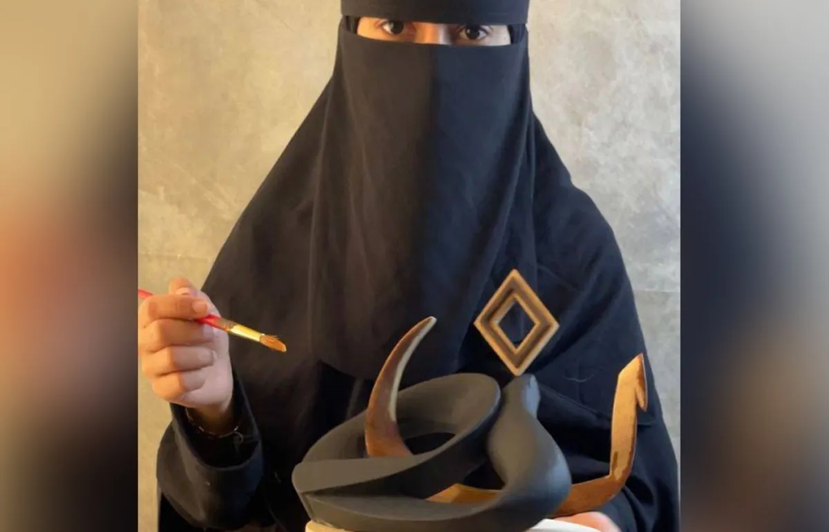 صورة تظهر اغاريد وهي تقوم بأعمال مشروعها مصدر الصورة اغاريد