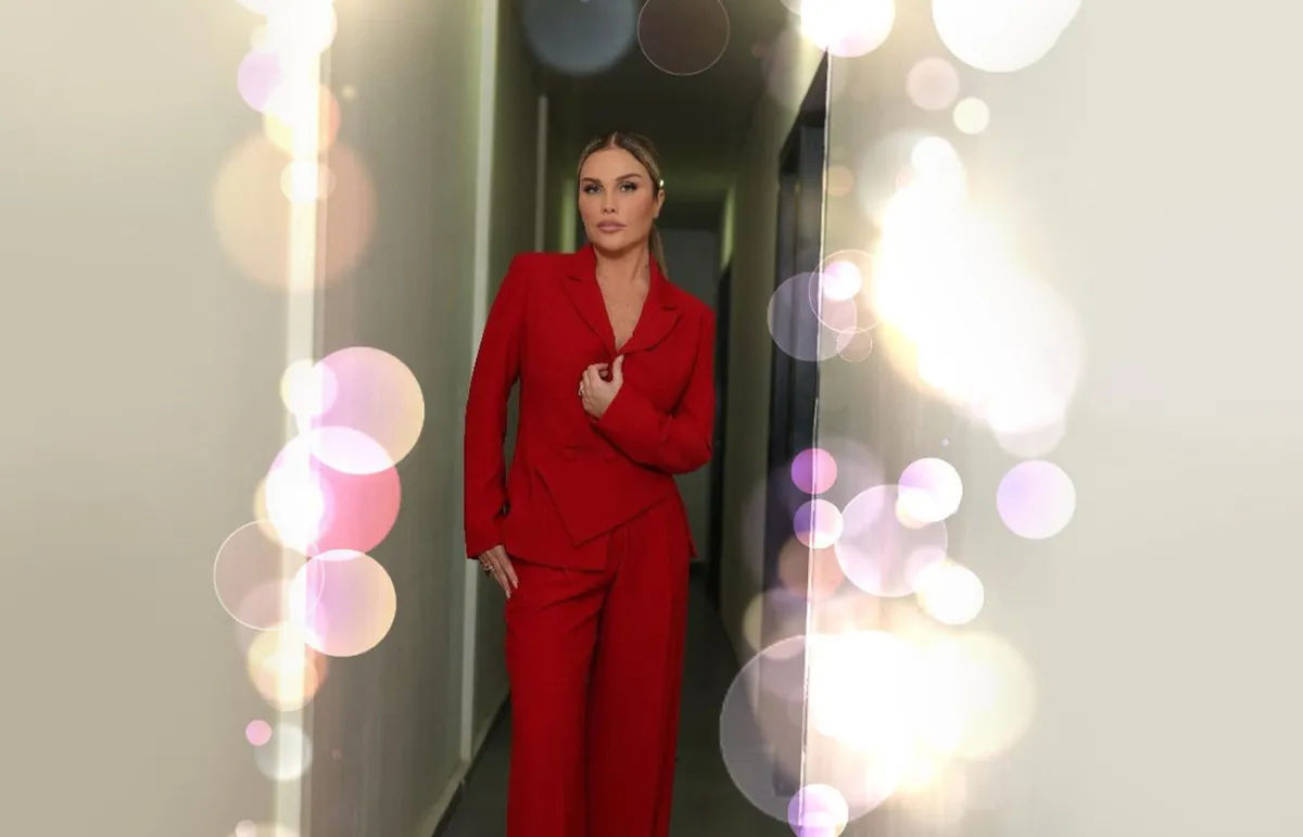 طريقة تنسيق البنطلون الأحمر