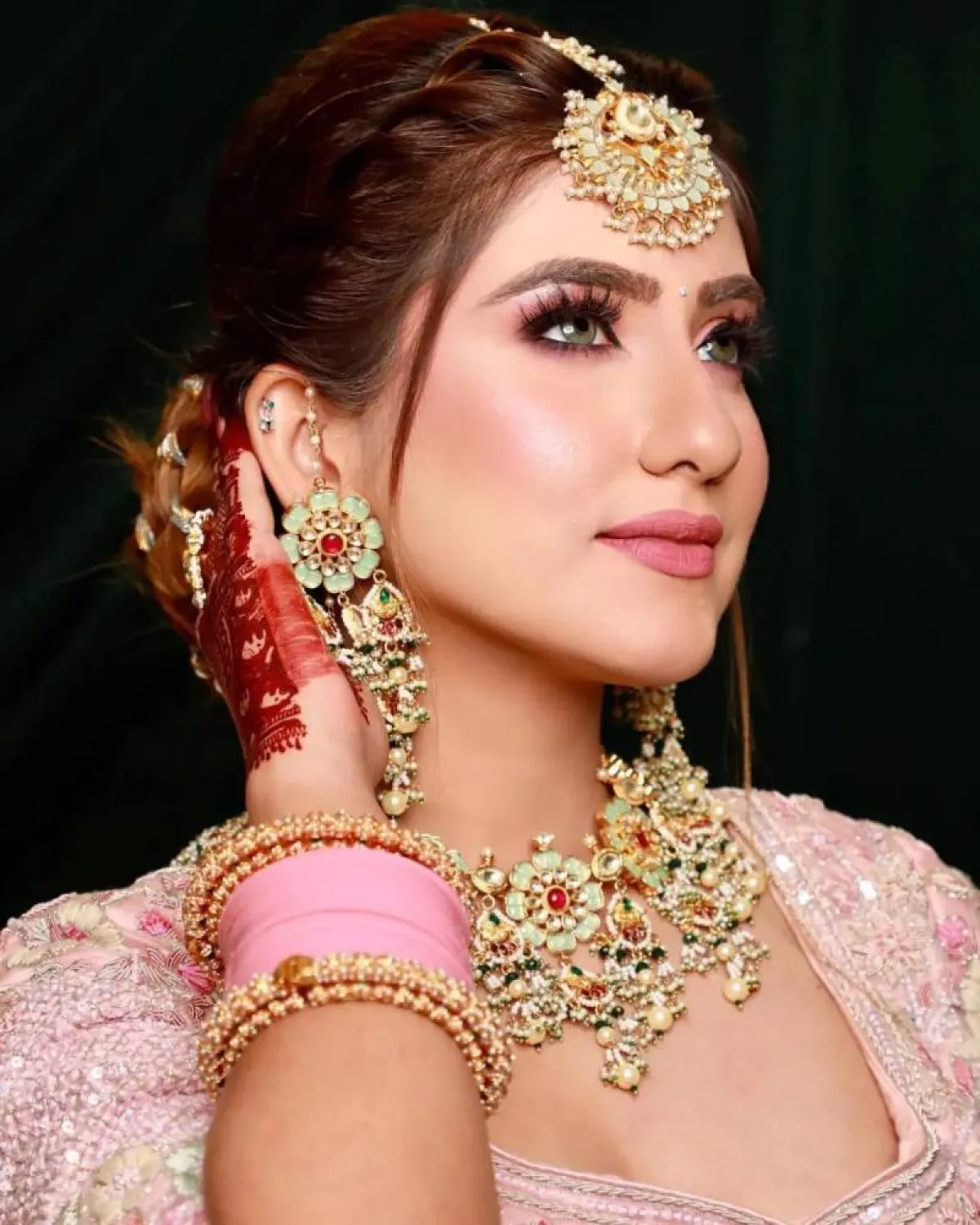 طبقي ظلال العيون الوردي وادمجيه مع ظلال عيون باللون الرمادي