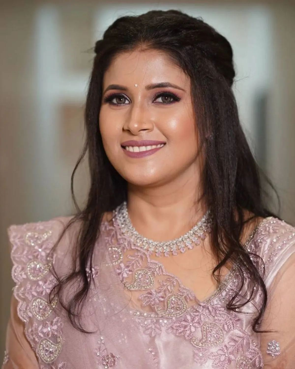 استخدمي بلاشر وردي أو خوخي لتطبيق مكياج عروس 