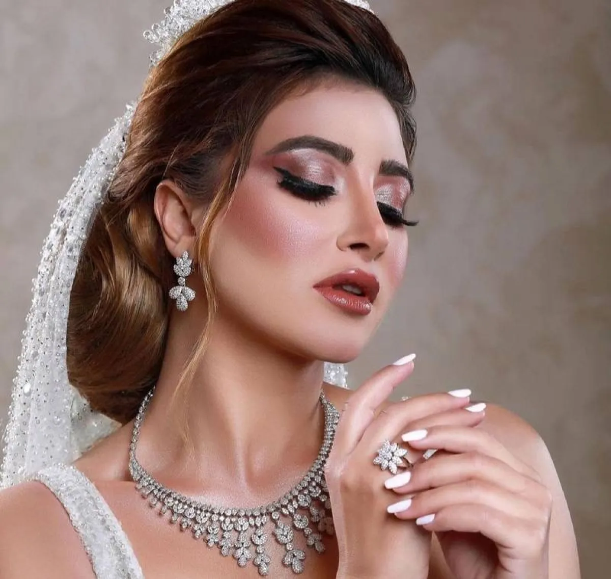 تسريحات عرايس للوجه الطويل والنحيف