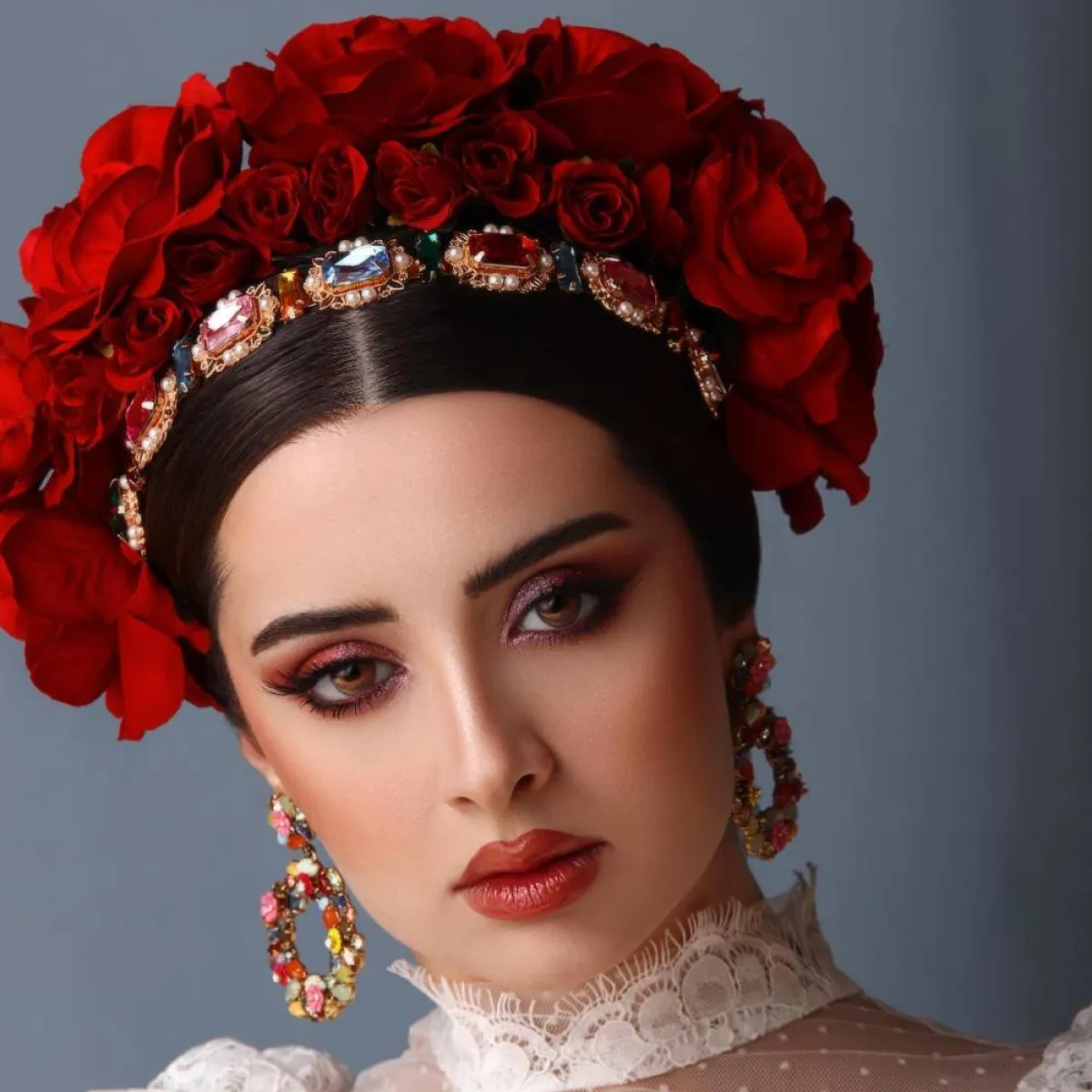 مكياج جريء باللون الأحمر للخطوبة للمحجيات