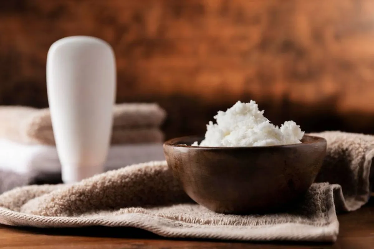 تحتوي زبدة الشيا على مستويات عالية من فيتامينات A و E التي تعزز نشاط مضادات الأكسدة