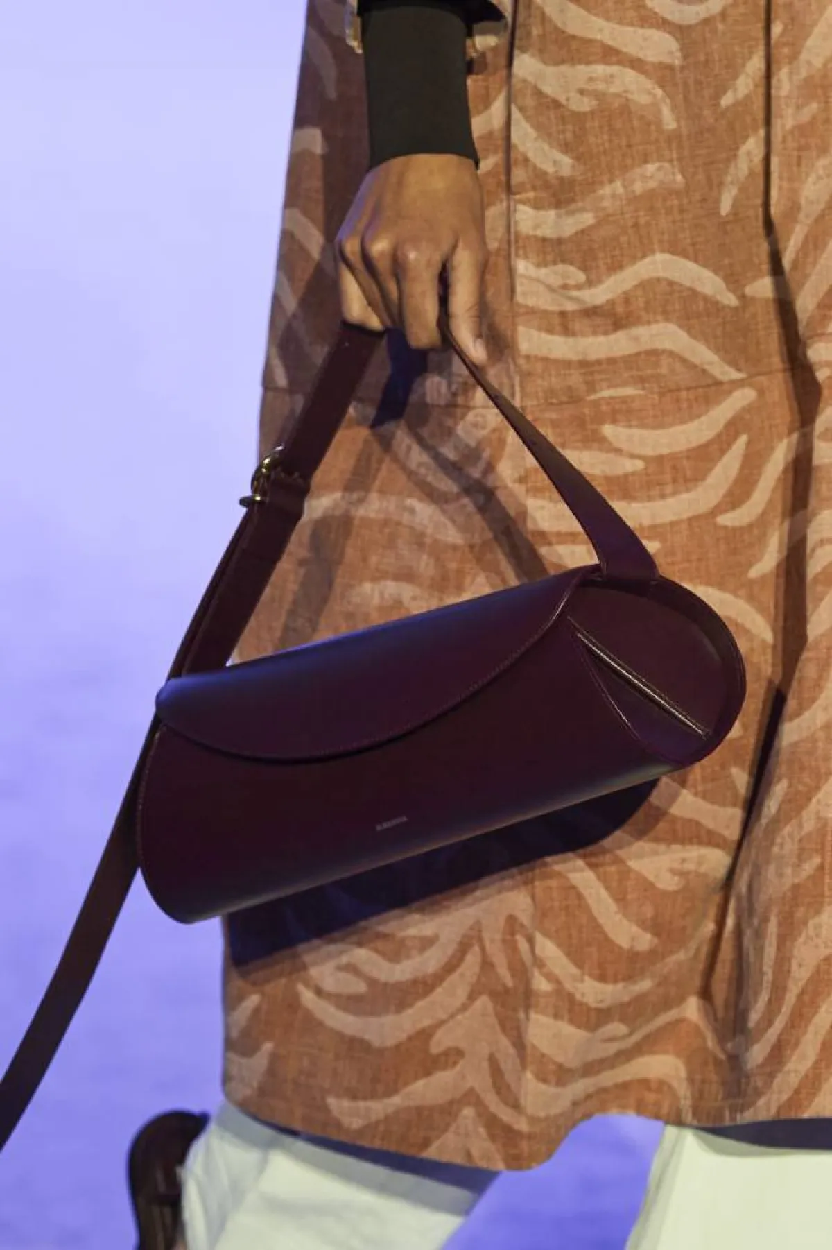 حقيبة صغيرة باللون البوردو من jil sander