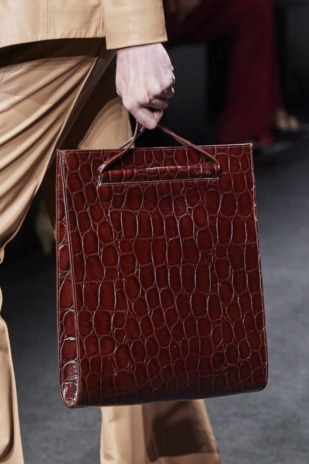 حقيبة كبيرة باللون البوردو من Drome