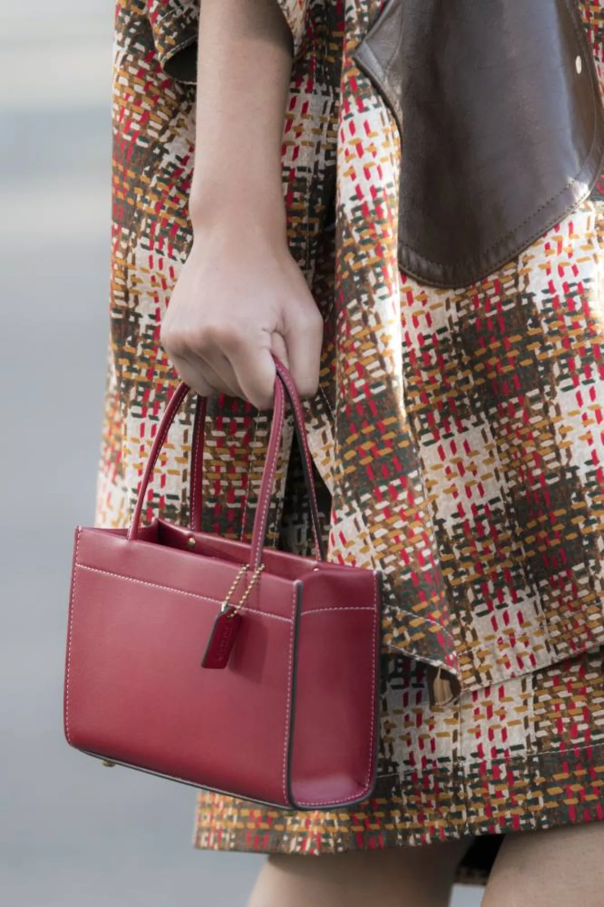 حقيبة صغيرة باللون البوردو من كوتش Coach 