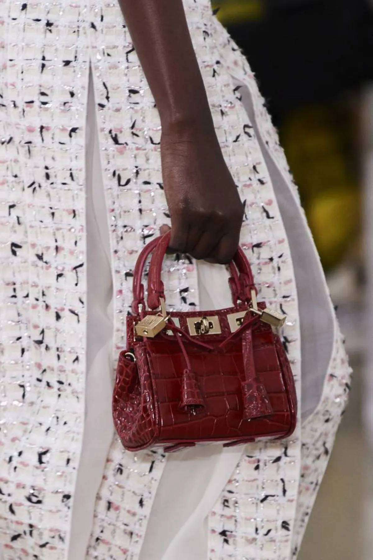 حقيبة صغيرة بلون البوردو من Giambattista valli 