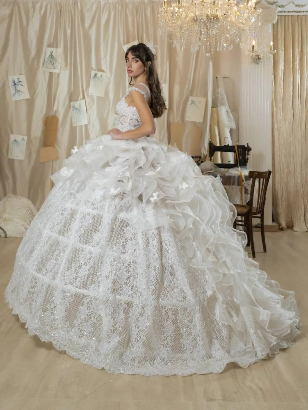 فستان زفاف بطبقات من  Amelia Casablanca