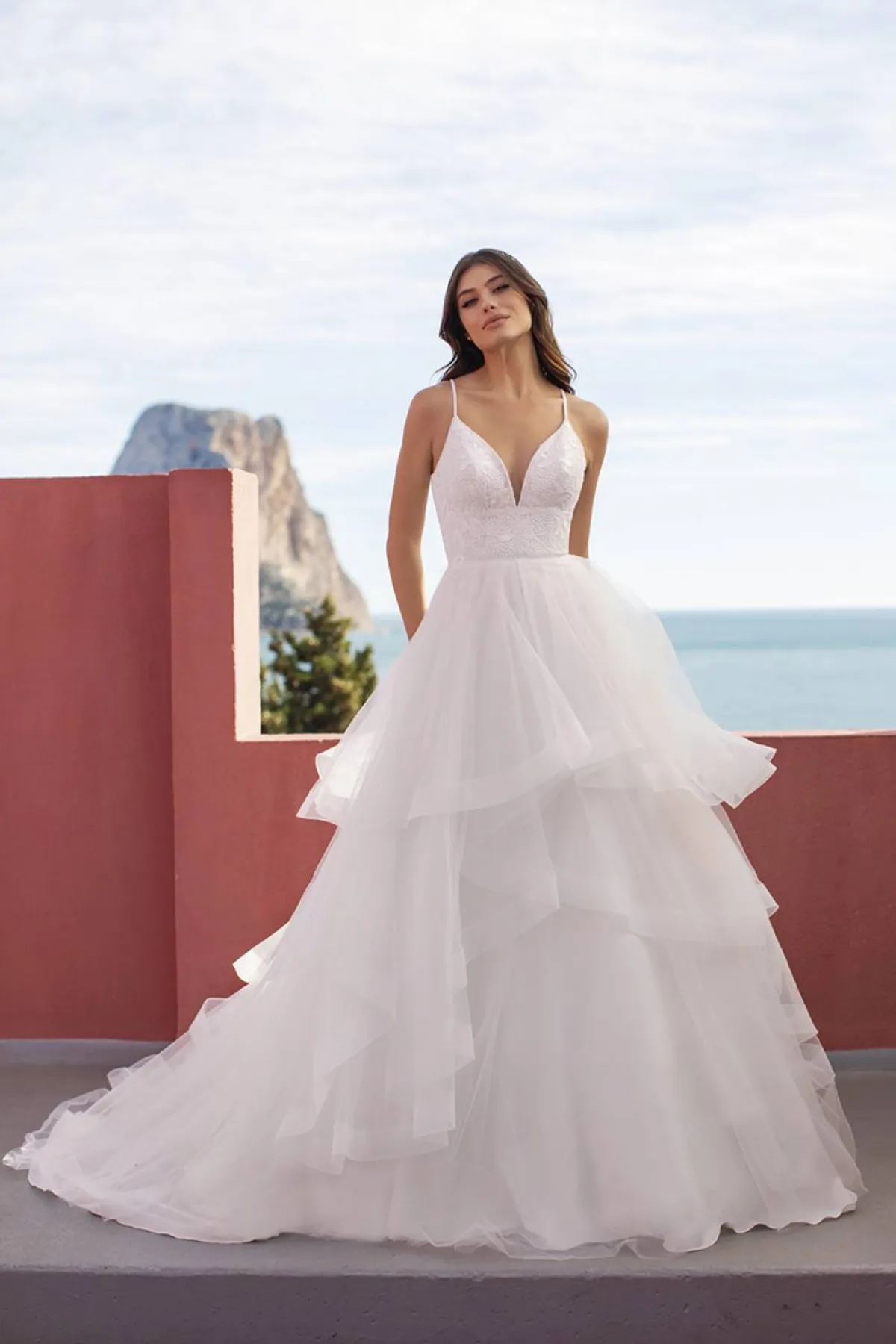 فستان زفاف بطبقات من white one by pronovias