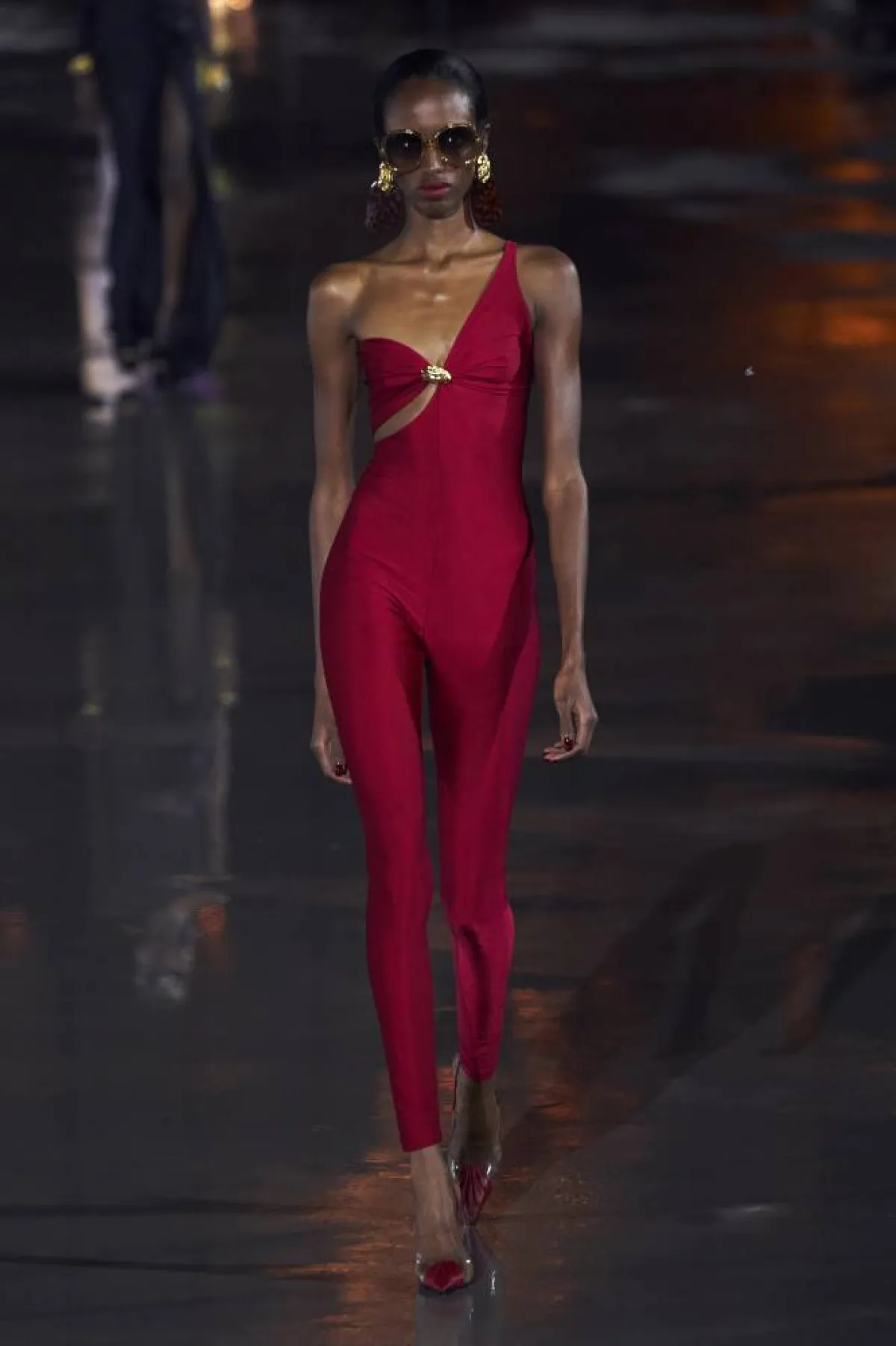 جمبسوت باللون الأحمر من Saint Laurent