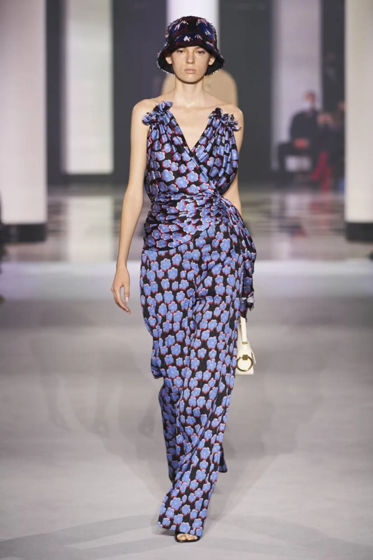 جمبسوت باللون الأزرق من lanvin