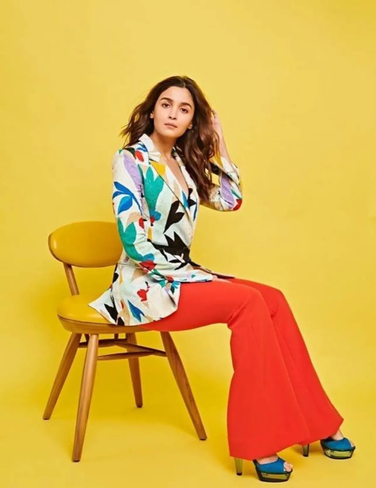 إطلالة رسمية بالبليزر الملون من وحي عليا بهات