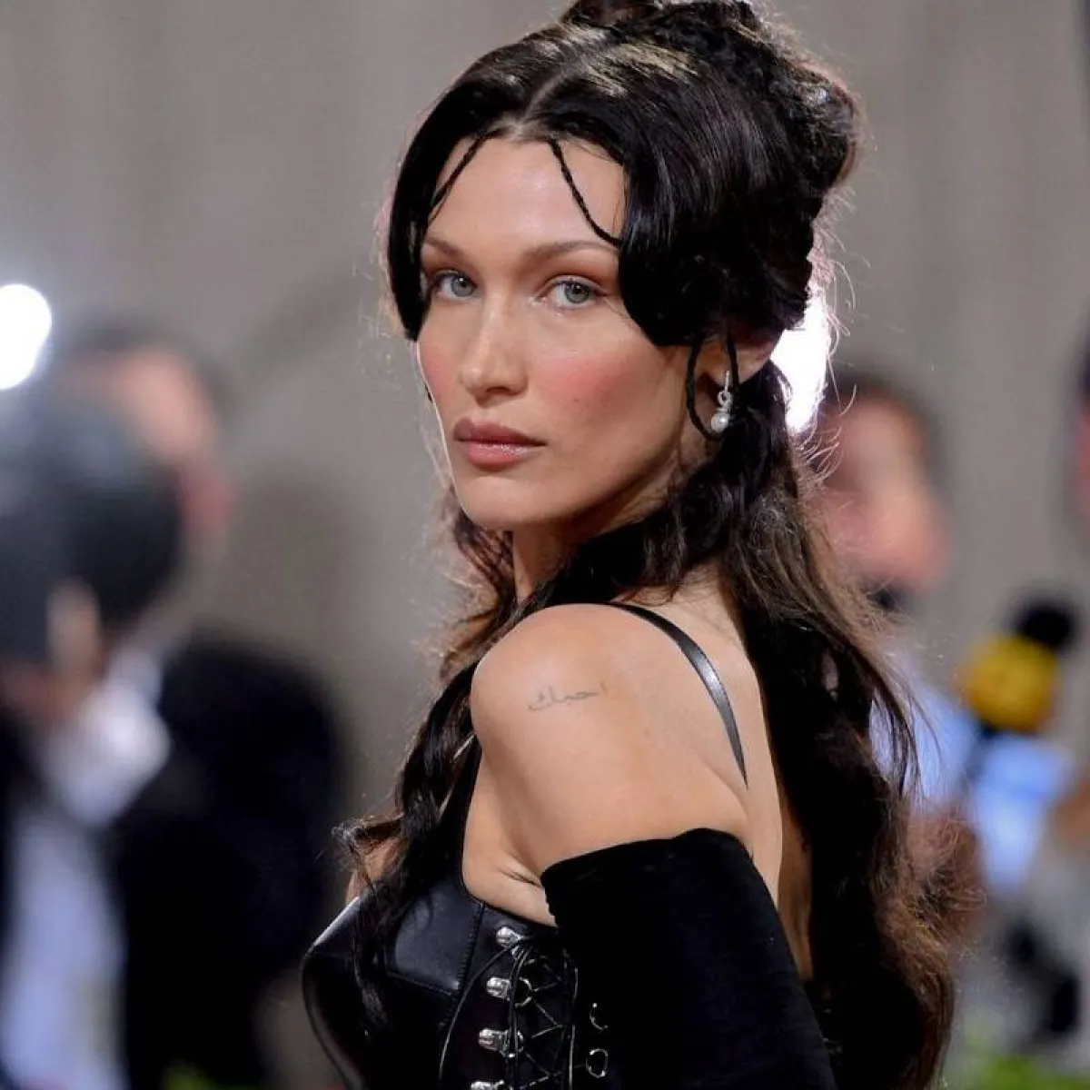 تسريحات للشعر المصبوغ باللون الأسود على طريقة النجمات