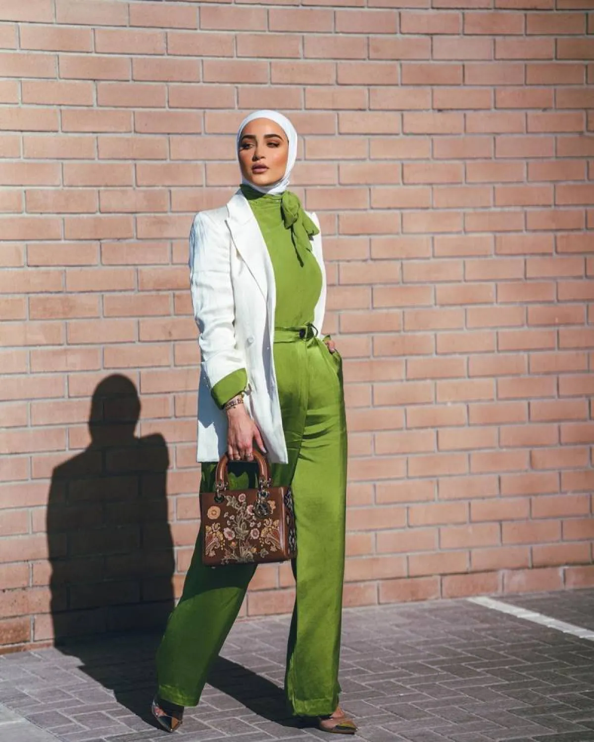 دلال الدوب ببليزر أبيض وبنطلون ساتان أخضر