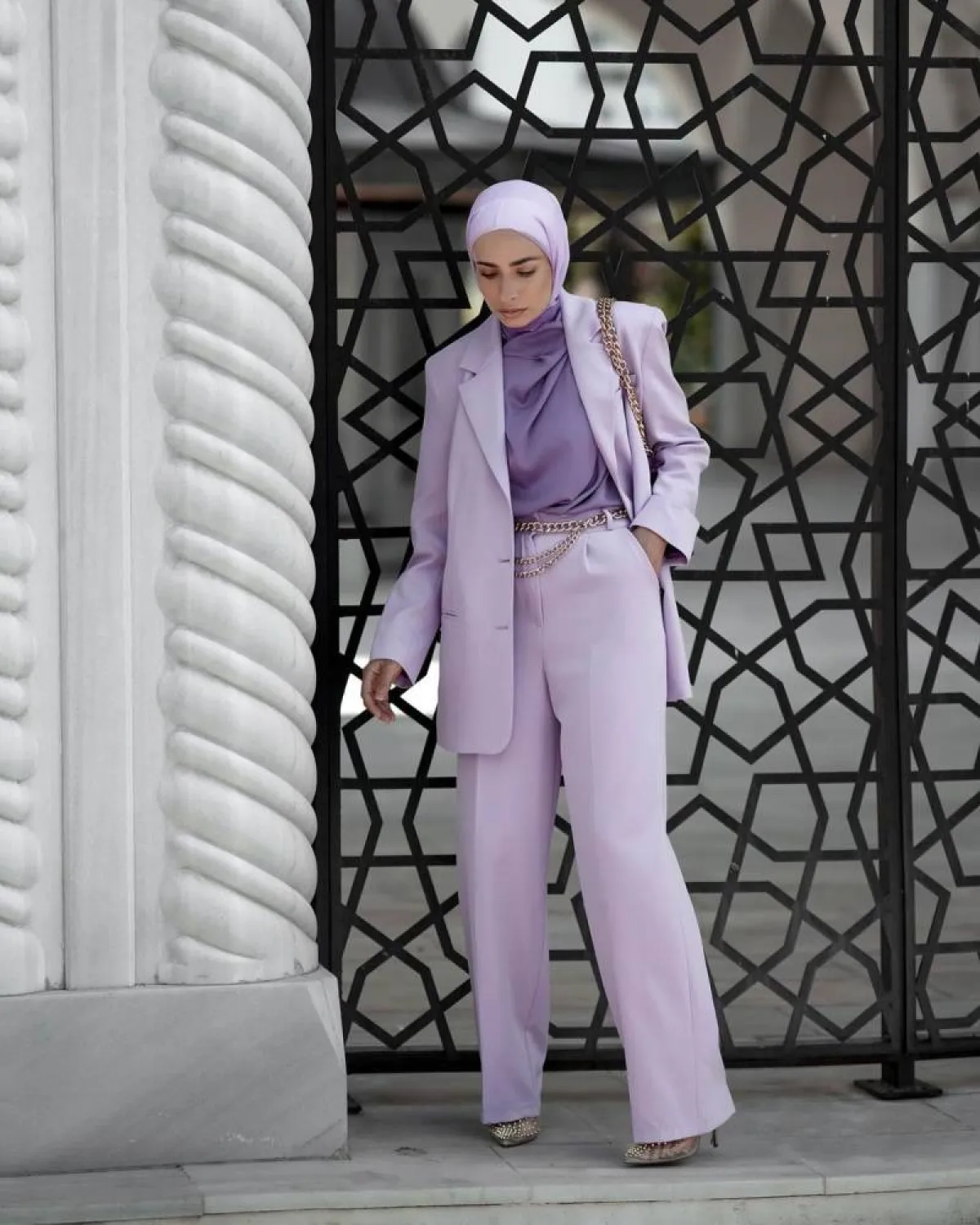 سمر شاكر ببدلة موف وحذاء باللون الرمادي