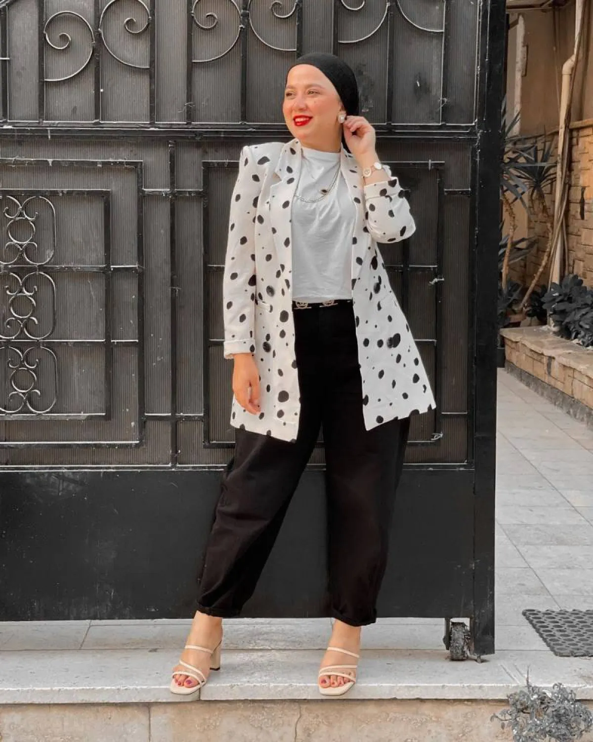 فاطمة نصر ببليزر أبيض مُطبع بالرسوم وبنطلون أسود