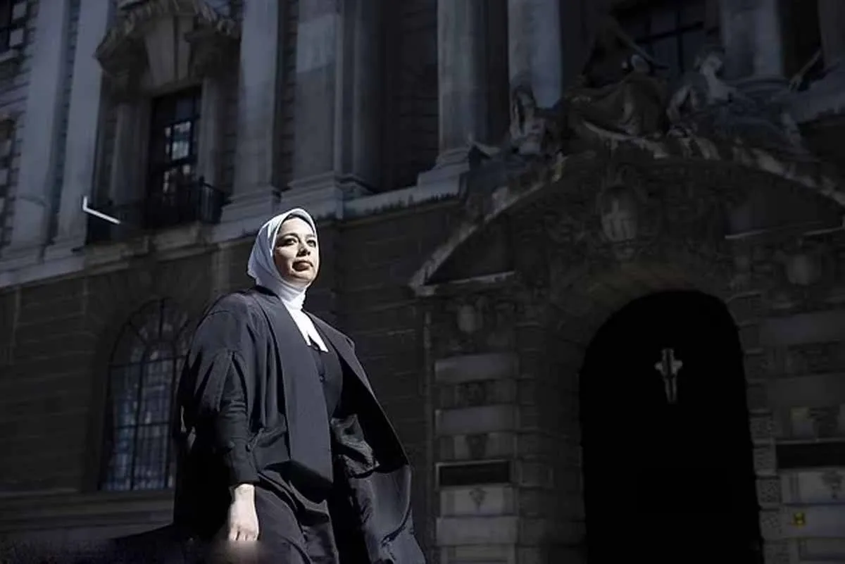 سلطانة تافادار.. أول محامية محجبة تحصل على لقب مستشارة ملكة إنجلترا