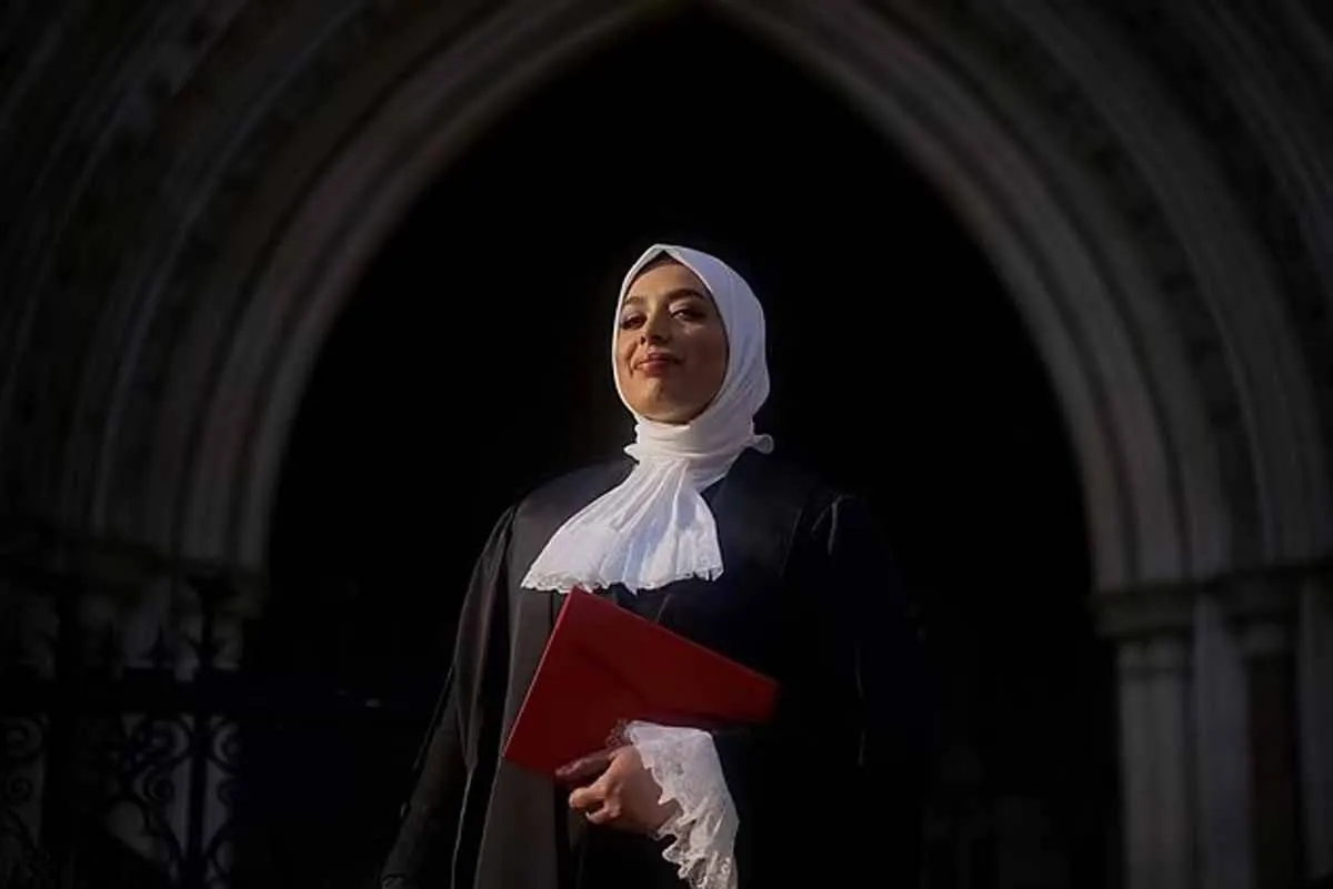 سلطانة تافادار.. أول محامية محجبة تحصل على لقب مستشارة ملكة إنجلترا