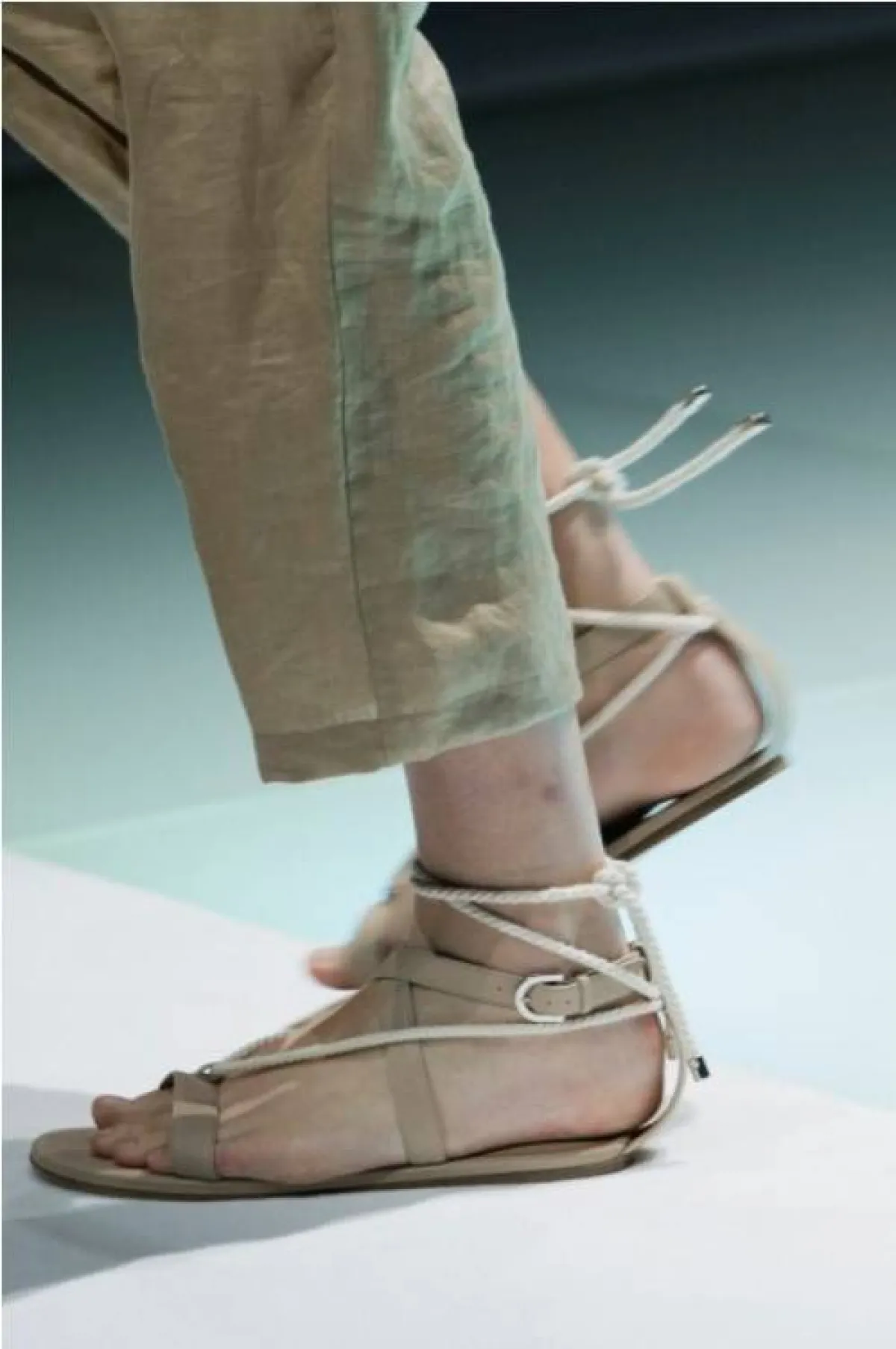 صندل بكعب مريح من إمبوريو أرماني  Emporio Armani