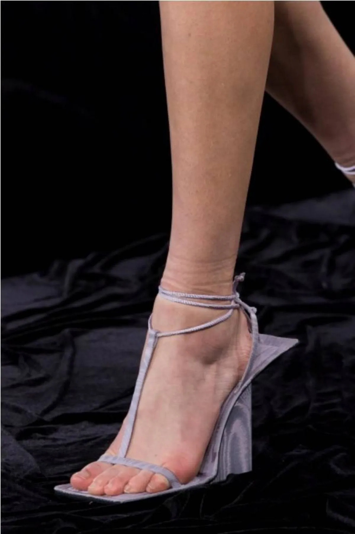 موديلات صنادل كعب مريحة من أكني  Acne