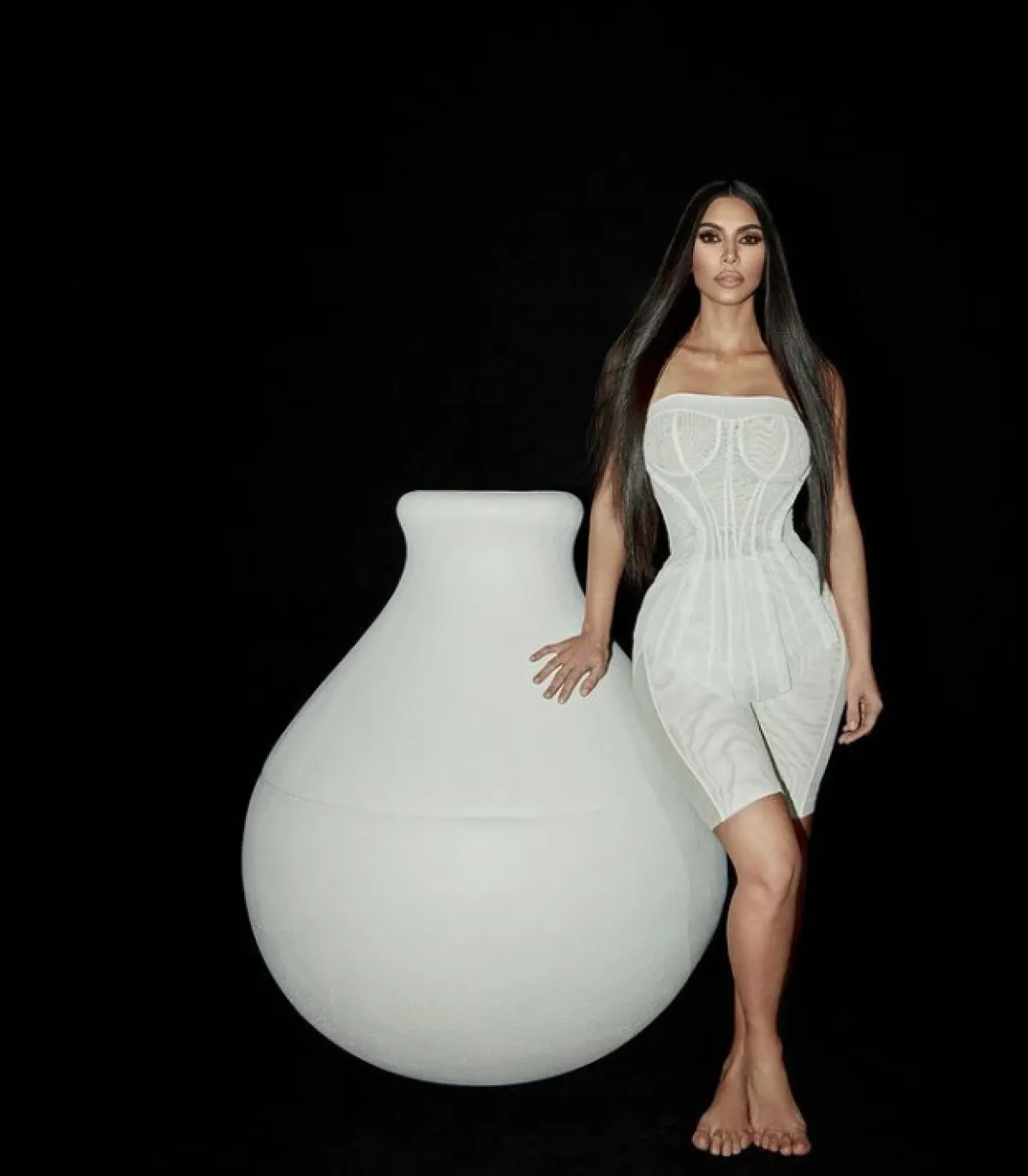 كيم كاردشيان ترتدي الزي المؤلف من بيرمودا وبلوزة كورسيه ضيقة