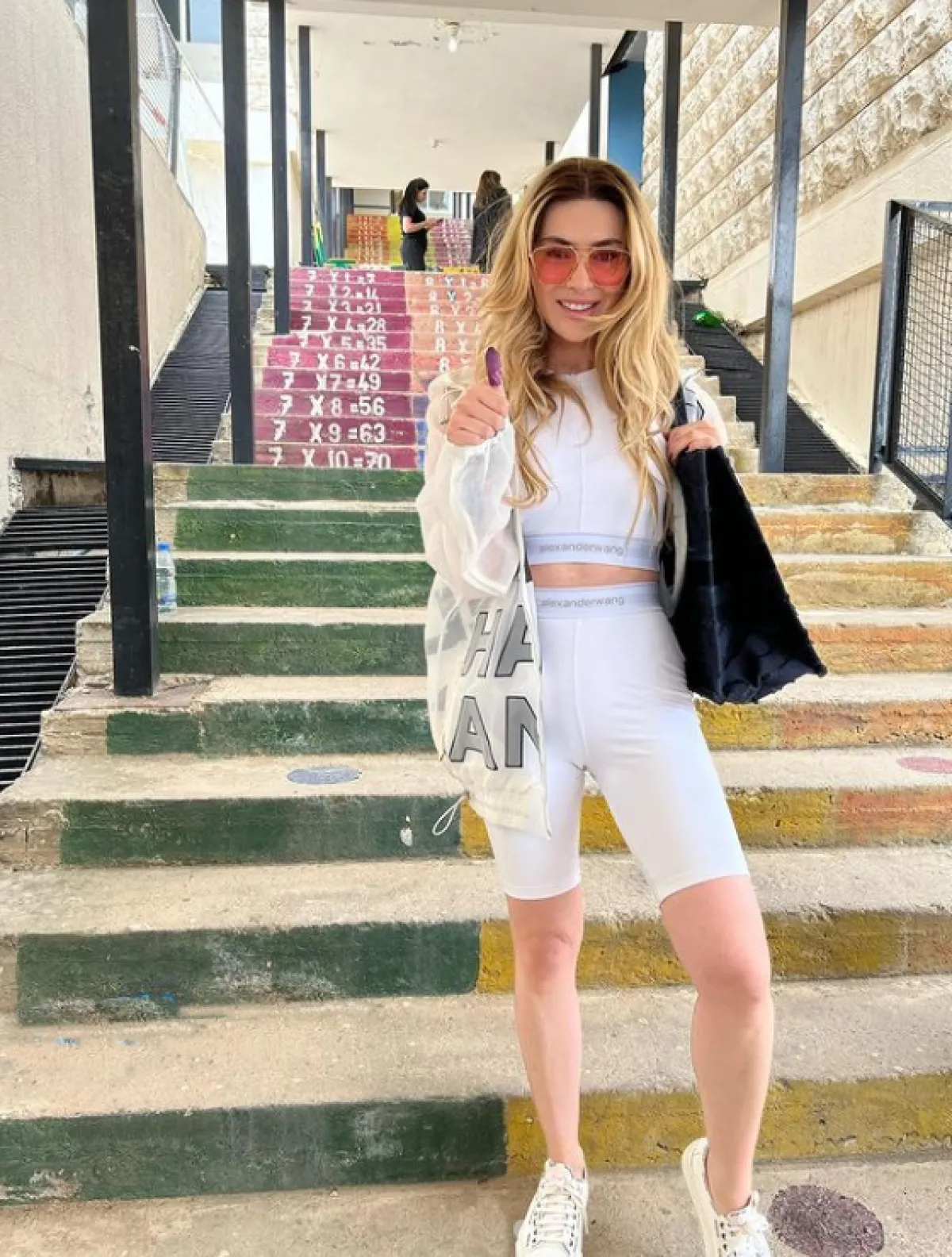 ستيفاني صليبا ترتدي البيرمودا الأبيض 