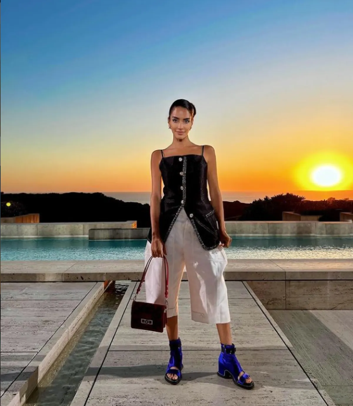 جيسيكا قهواتي ترتدي البيرمودا العاجي من الكتان