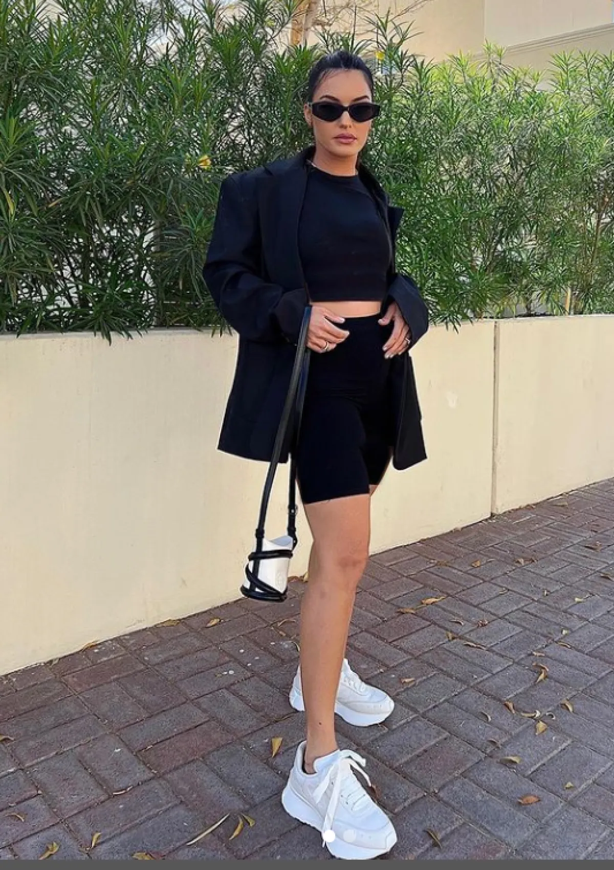 كارن وازن ترتدي البيرمودا الأسود مع سترة بليزر 