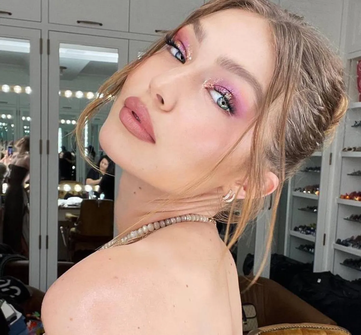 مكياج عيون زهري بلمسة ذهبية براقة