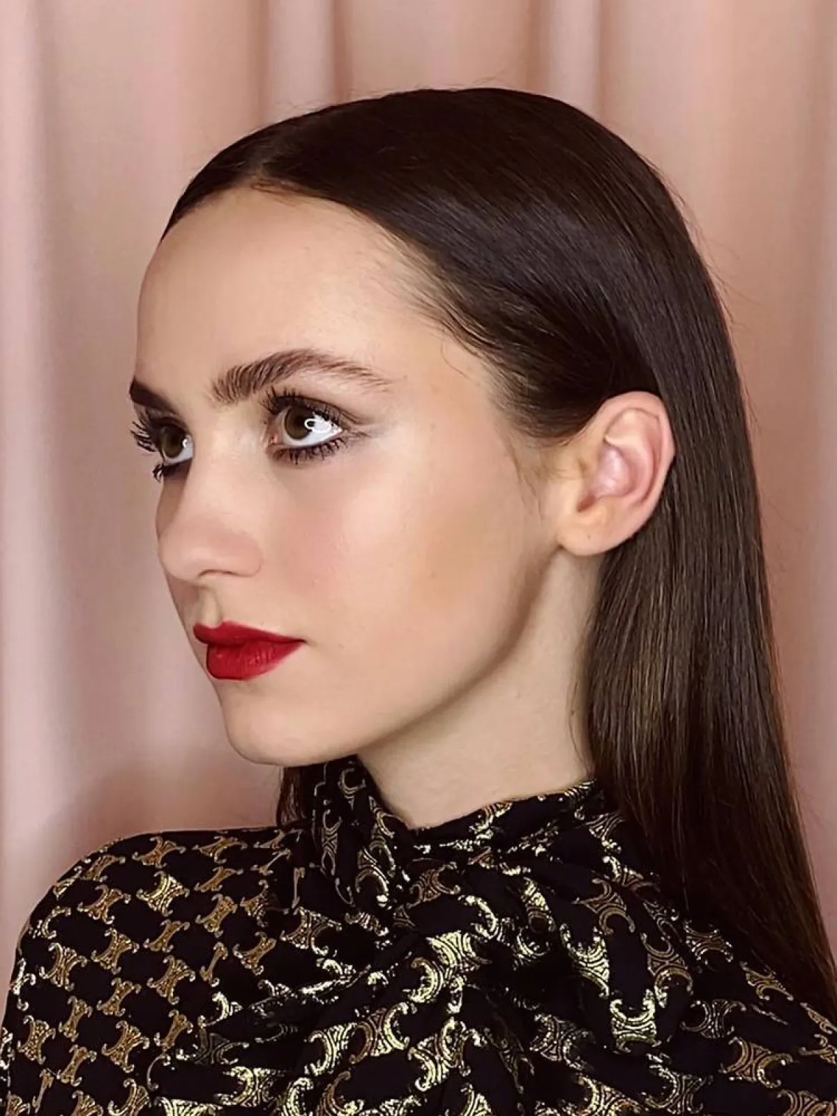 مكياج عيون سموكي مع أحمر شفاه أحمر مات