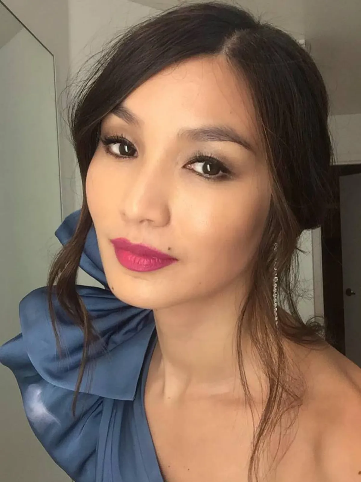 موضة أحمر شفاه بنفسجي مع ظلال عيون زرقاء فاتحة