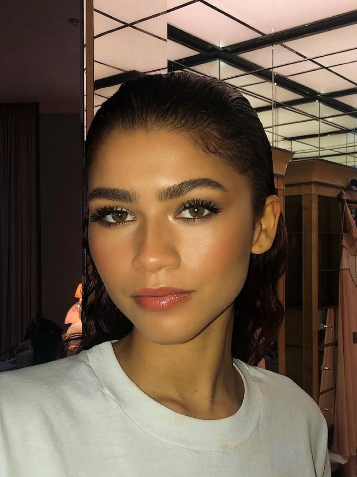 مكياج مشرق بنغمات مشمشية مع الرموش الكثيفة