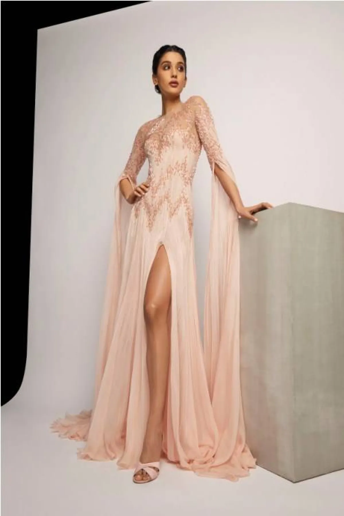 فستان سهرة مفتوح من الأمام من رامي العلي  Rami Al Ali