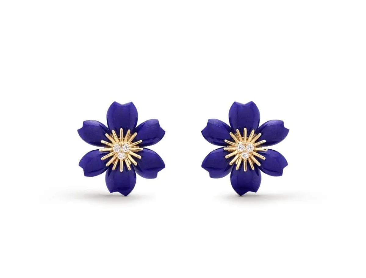 أقراط Rose de Noël من فان كليف آند أربلز Van cleef&Arpels 