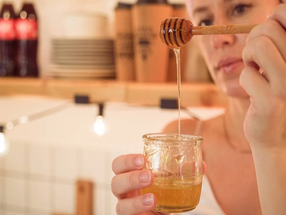 صورة لحامل تحمل العسل