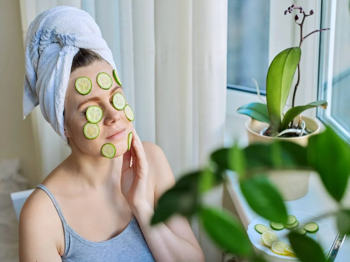 صورة لحامل تضع الخيارعلى وجهها