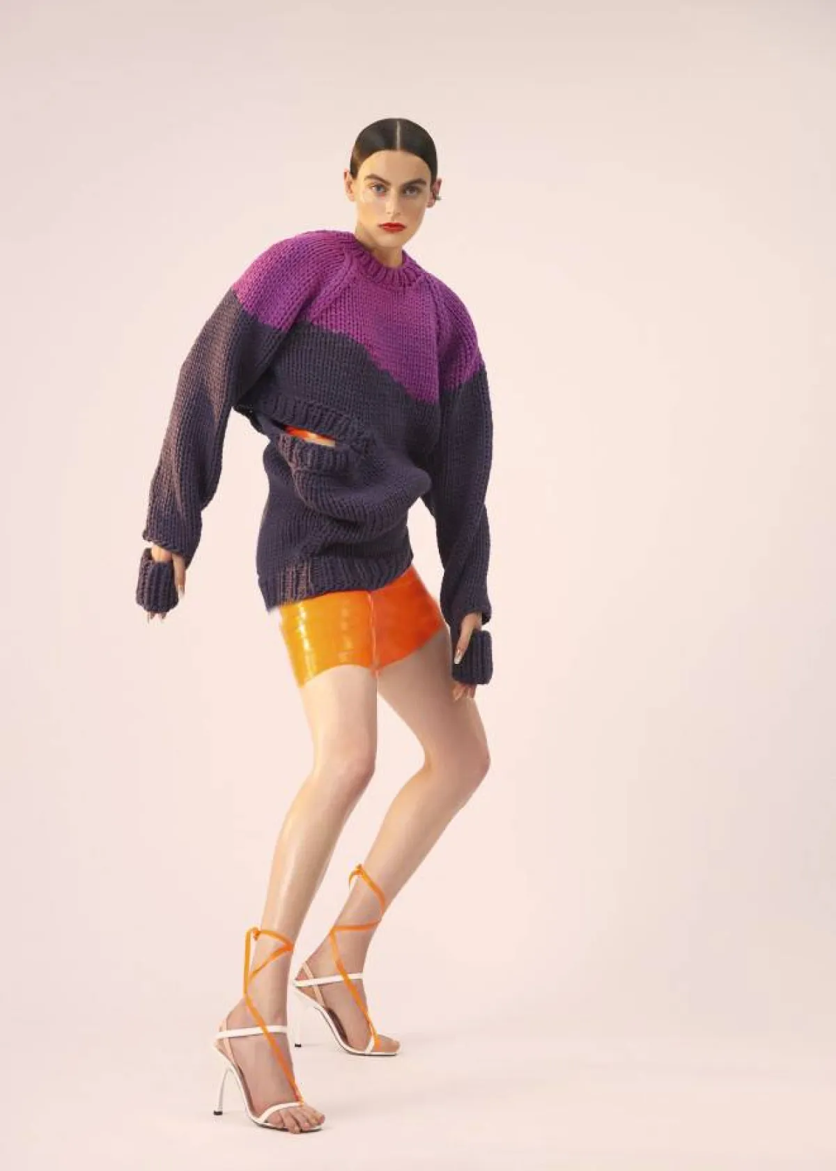 شورت برتقالي وكنزة كولور بلوك من أليساندرو فيجيلنت