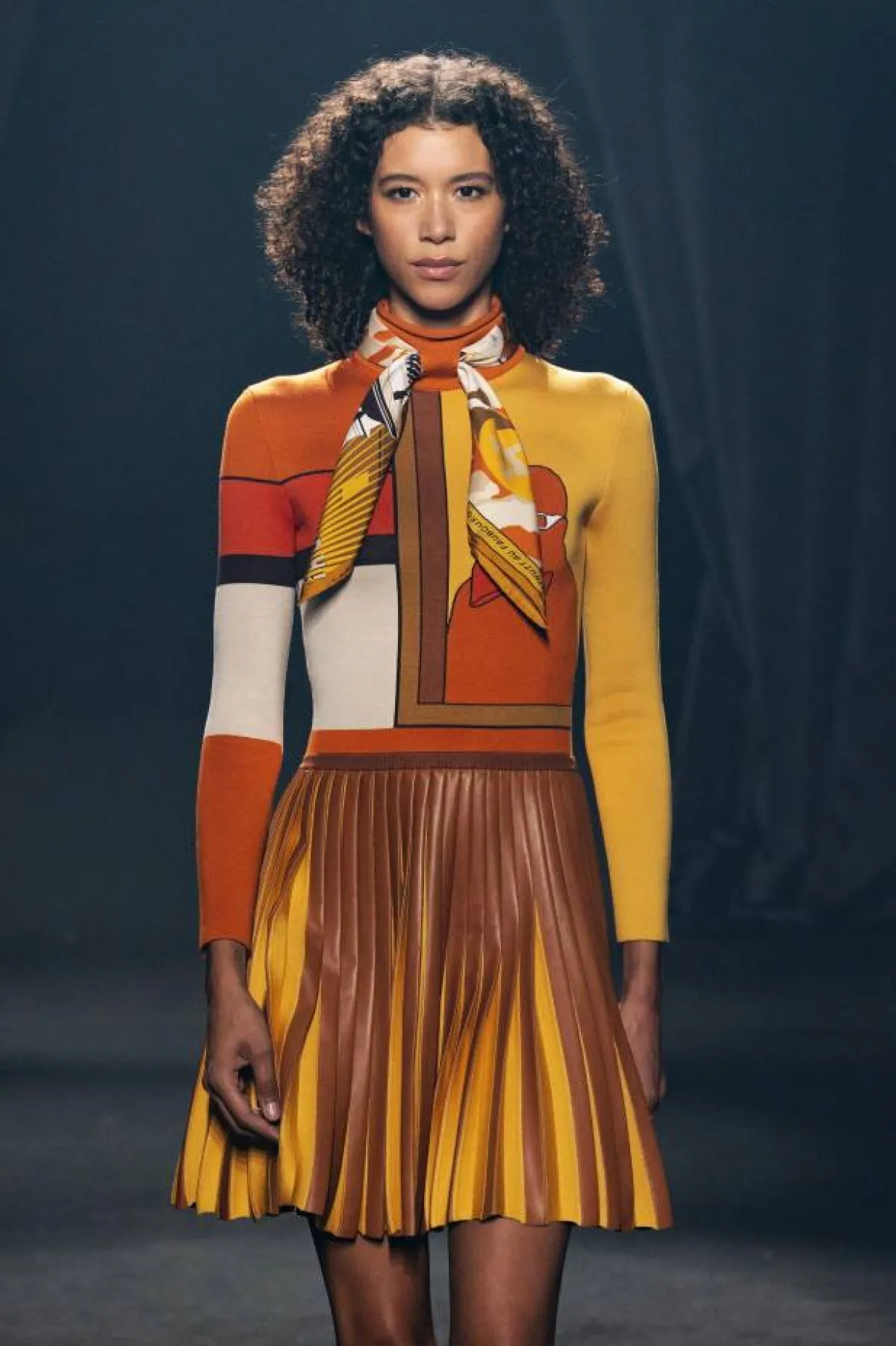 تايير بألوان البني والأصفر والبرتقالي من أ فاكتوري