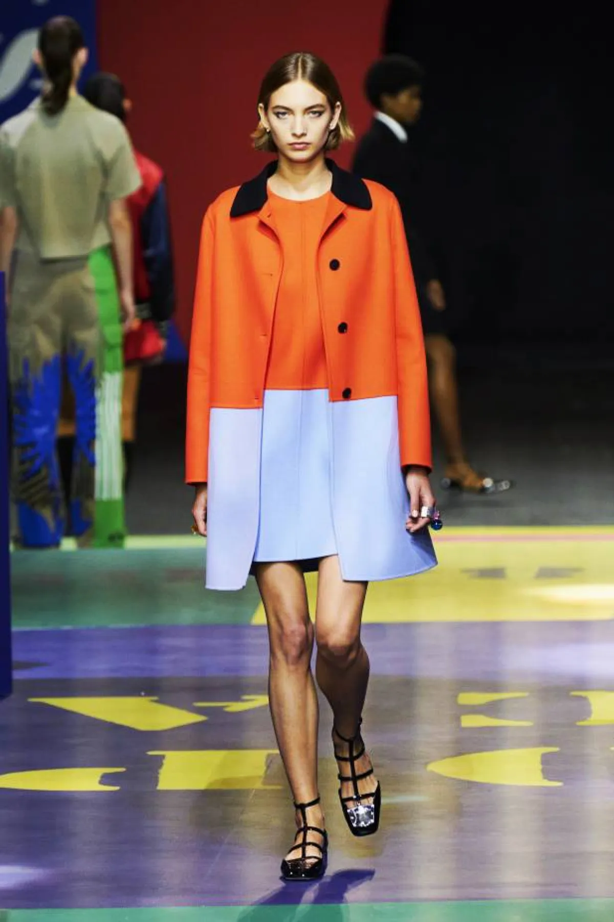 معطف برتقالي وأزرق من ديور 