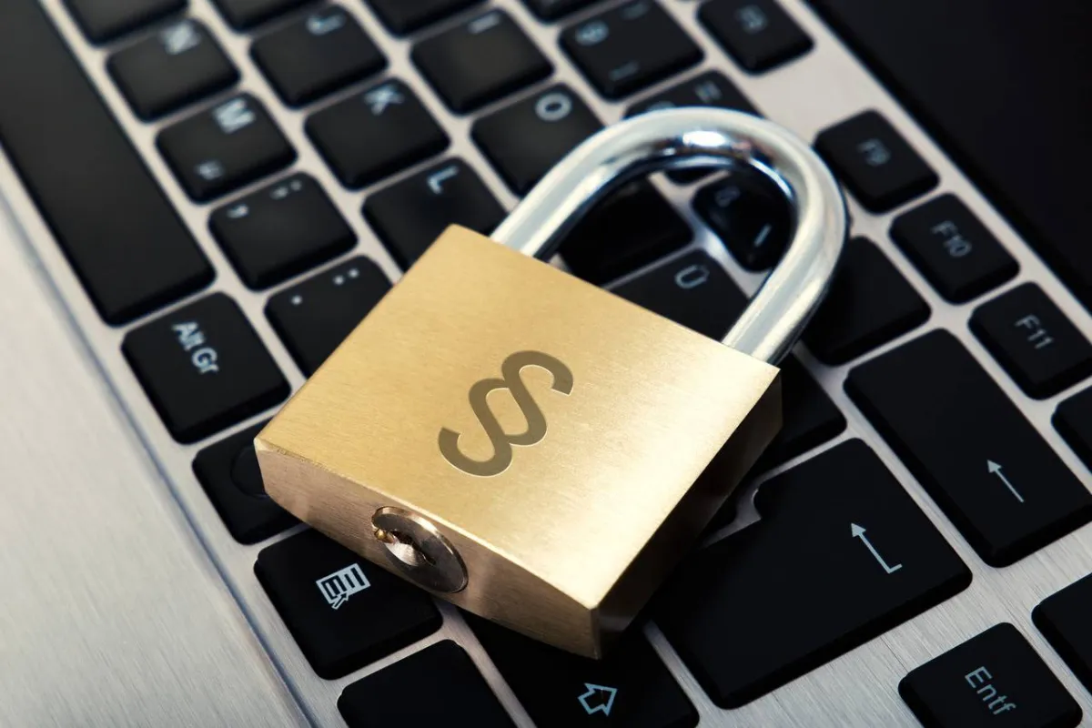 صورة تعبيرية عن الحظر على مواقع التواصل الاجتماعي