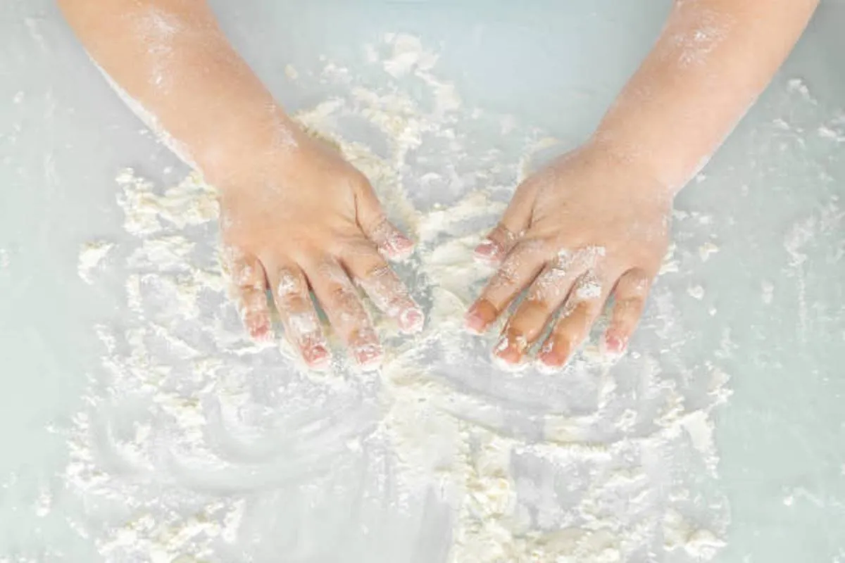 صورة تعبر عن ظاهرة الطفل المخرب